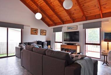 BEILBY BEACH COTTAGE - FREE WIFI & FOXTEL INCLUDED! PET FRIENDLY (OUTSIDE ONLY)
