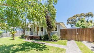 LOCH RETREAT - 550m TO TOWN