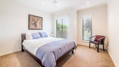 OCEANS 11 - SURFSIDE - WIFI & FOXTEL - PET FRIENDLY (OUTSIDE ONLY)