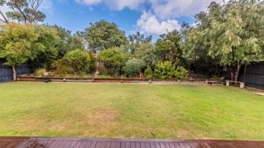 OCEANS 11 - SURFSIDE - WIFI & FOXTEL - PET FRIENDLY (OUTSIDE ONLY)