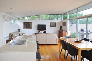 STYLISH HOLIDAY HOME OPPOSITE SURF