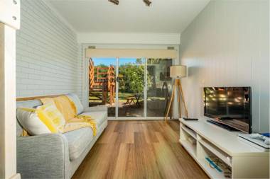 HIP NAUTIC - 100 metres to Beach