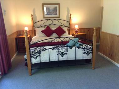 Crossways Country Inn