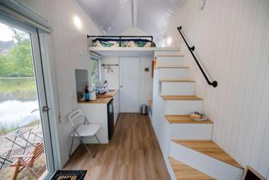 Quiet Lake House In Winery