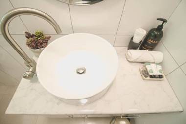 ZEN GARDEN - COZY 2-BR + Modern Design w/ Aircon