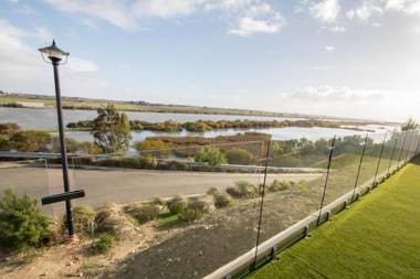 ‘Serenity’ and sweeping Murray River views