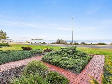 By The Sea - Franklin Beachfront Apartment - WiFi