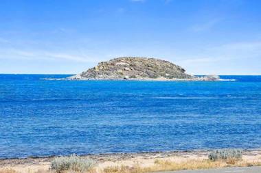 By The Sea - Franklin Beachfront Apartment - WiFi