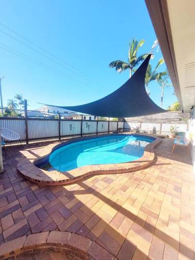 Boyne Island Motel and Villas