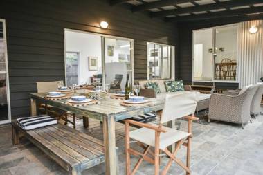 Currimundi Beach House - Minutes walk to Currimundi Lake & Beach