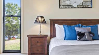 Ravensbourne Escape- Stella Luna