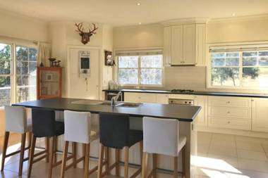 HILLTOP LANE - Executive Country Escape!