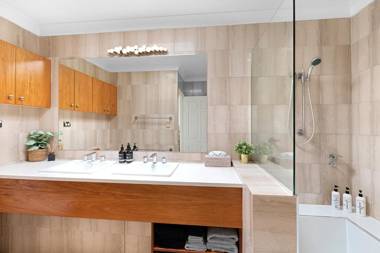 Montipora Unit 3 - In the heart of Airlie wi-fi and Netflix