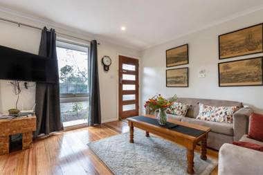 ☆Spacious Bungalow☆5min walk to station☆5min to Box Hill☆WiFi☆Parking