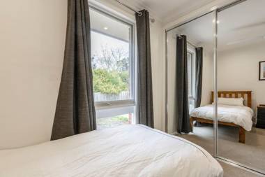 ☆Spacious Bungalow☆5min walk to station☆5min to Box Hill☆WiFi☆Parking