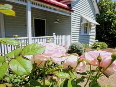 Poppy Cottage-delightful pet friendly weatherboard