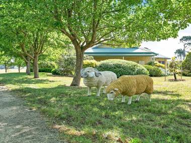 Sinden Park - garden swimming pool rural vistas
