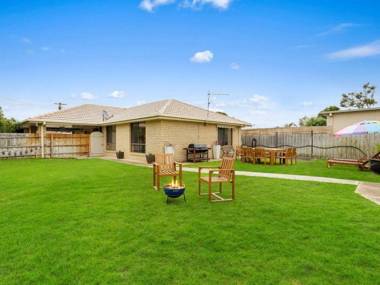 CAPEL Family Home large yard close to beach