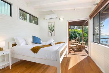 Waterfront Scotland Island Holiday Home - Family & Pet Friendly - 3 Bedrooms - Wifi - Netflix - Private Jetty