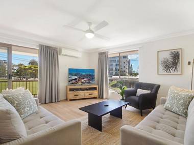 Tumut Unit 2 - Great unit in a central location to beaches clubs and shopping Wi-Fi included