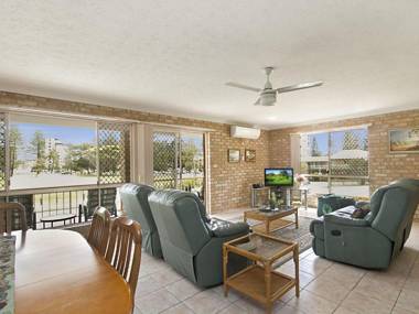 Tumut Unit 1 - Great unit in a central location to beaches clubs and shopping