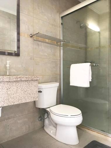 Vertical Gardens Apartment 350 yards from Eagle Beach!