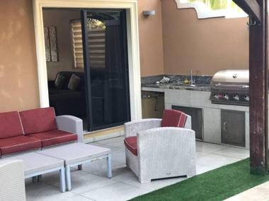 LUXURIOUS 3 BEDROOM HOUSE IN GOLD COAST