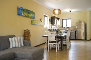 NICE HOUSE WITH PRIVATE POOL IN GOLD COAST