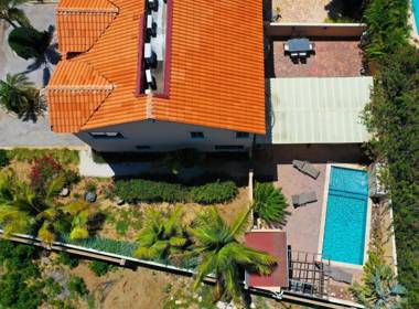 NICE HOUSE WITH PRIVATE POOL IN GOLD COAST