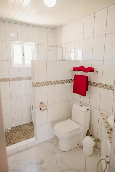 Fabulous modern 2-bedroom apartment with tropical garden pool and jacuzzi