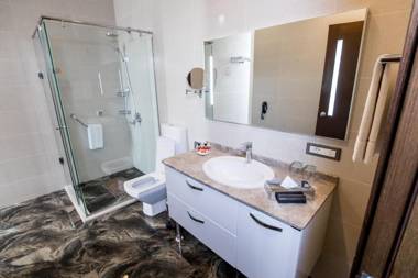 Parkside Hotel & Apartments