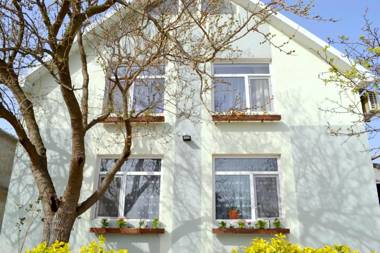 GARDEN COTTAGE Buzovna near Beach Airport.