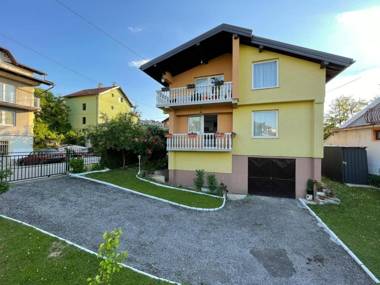 Sunny Garden Apartment