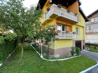 Sunny Garden Apartment