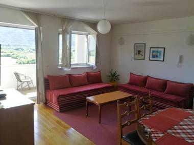 Krasan stan u naselju Lužani :sa predivnim pogledom na Igman i Veliku aleju