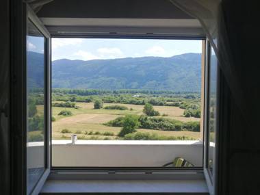 Krasan stan u naselju Lužani :sa predivnim pogledom na Igman i Veliku aleju