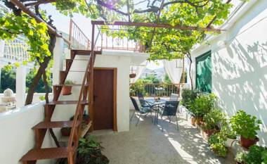 Old Bridge Terrace Apartment