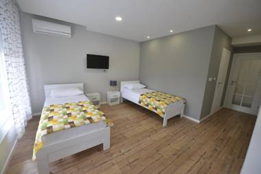 Villa Flower with Free Onsite Parking