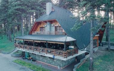 Prenoćište/Restoran Lovac