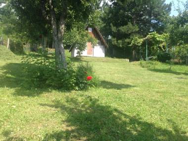 Vikendica u zelenilu