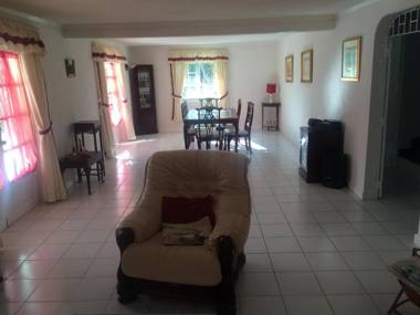 Spacious White House Villa 1 minute to sandy beaches