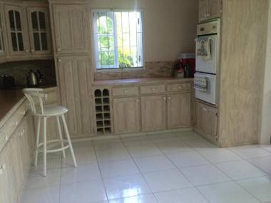 Spacious White House Villa 1 minute to sandy beaches