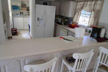 Vida Mejor - Poolside