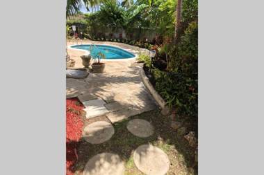 Vida Mejor - Poolside