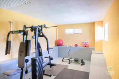 Big Home with Fitness Room & Private Patio 5-Min to Nikki Beach