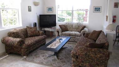 Dolphin Inn Guesthouse & Apartments