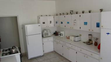 Dolphin Inn Guesthouse & Apartments