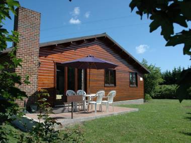 Bungalow 500 m from the Ourthe and from the centre of town.