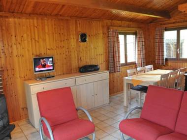 Bungalow 500 m from the Ourthe and from the centre of town.