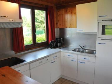 Bungalow 500 m from the Ourthe and from the centre of town.